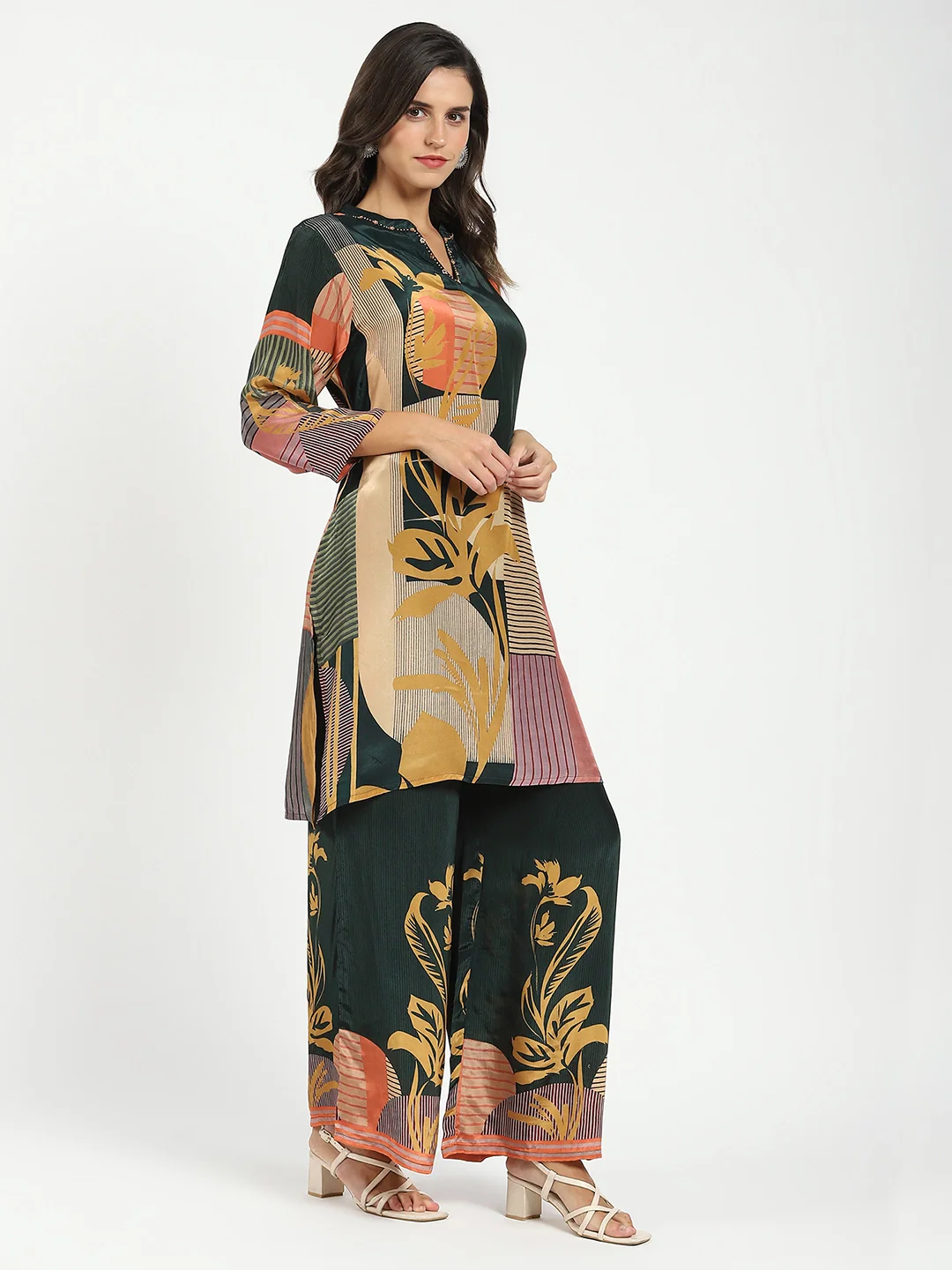 Green Abstract Crepe Kurta Set - Image 11