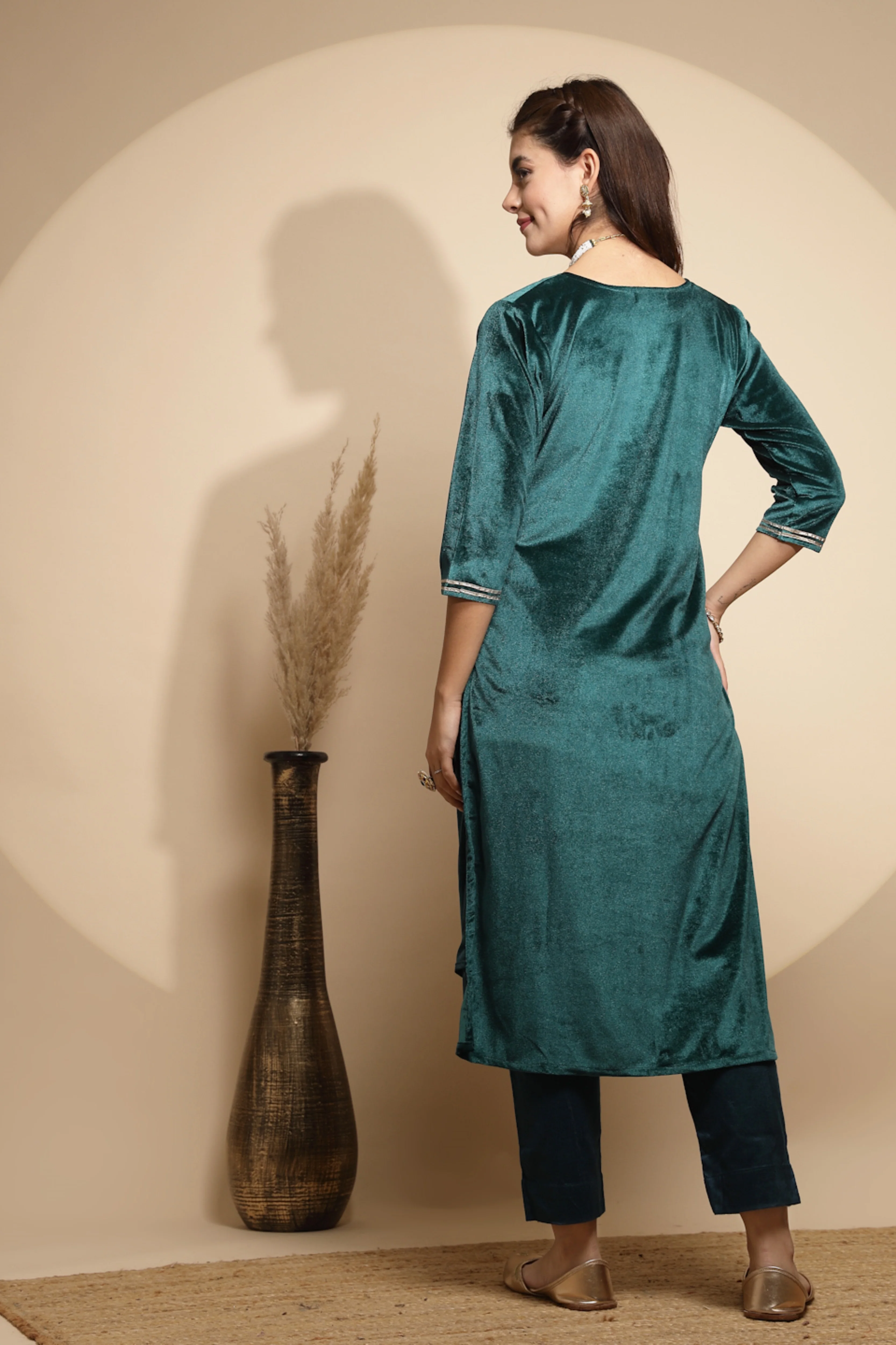 Green Embroidered Velvet Kurta - Image 4