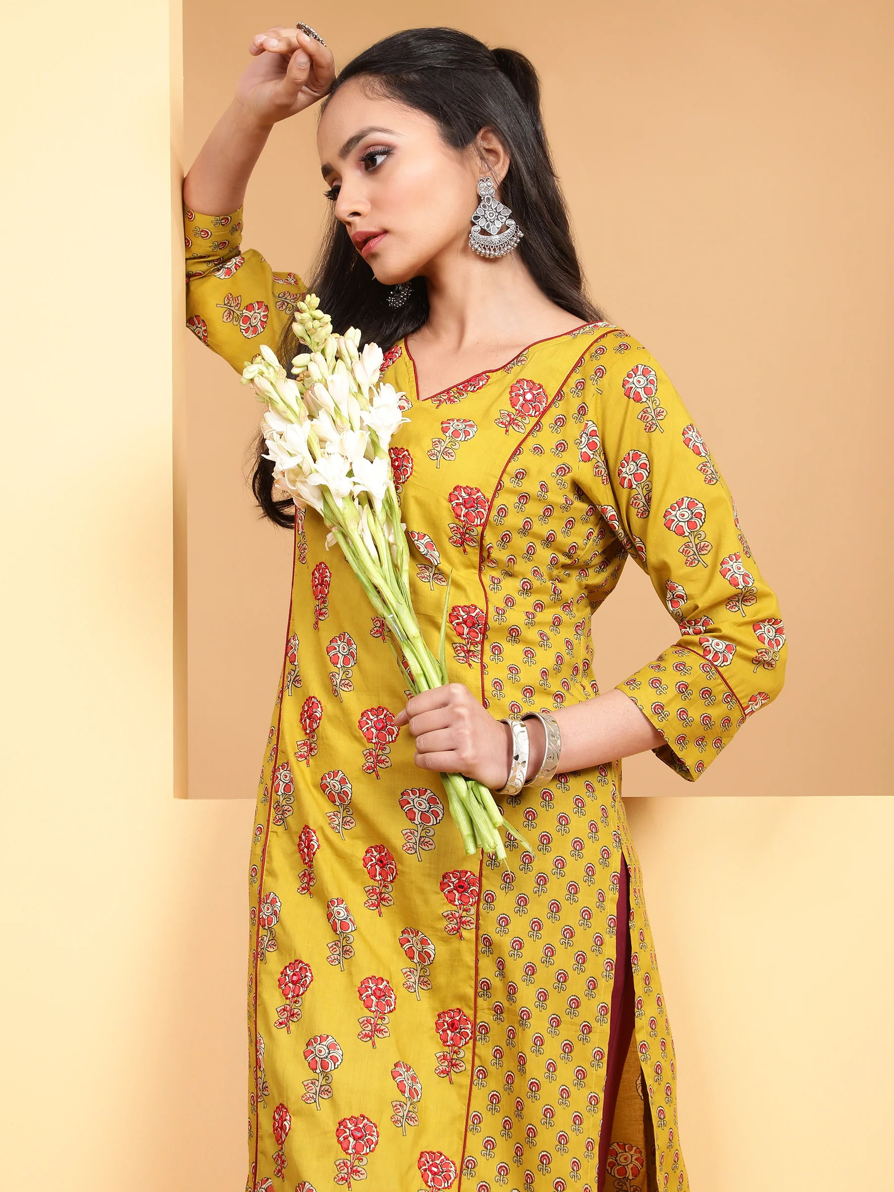 Women Mustard V-Neck Printed Kurta - Image 4